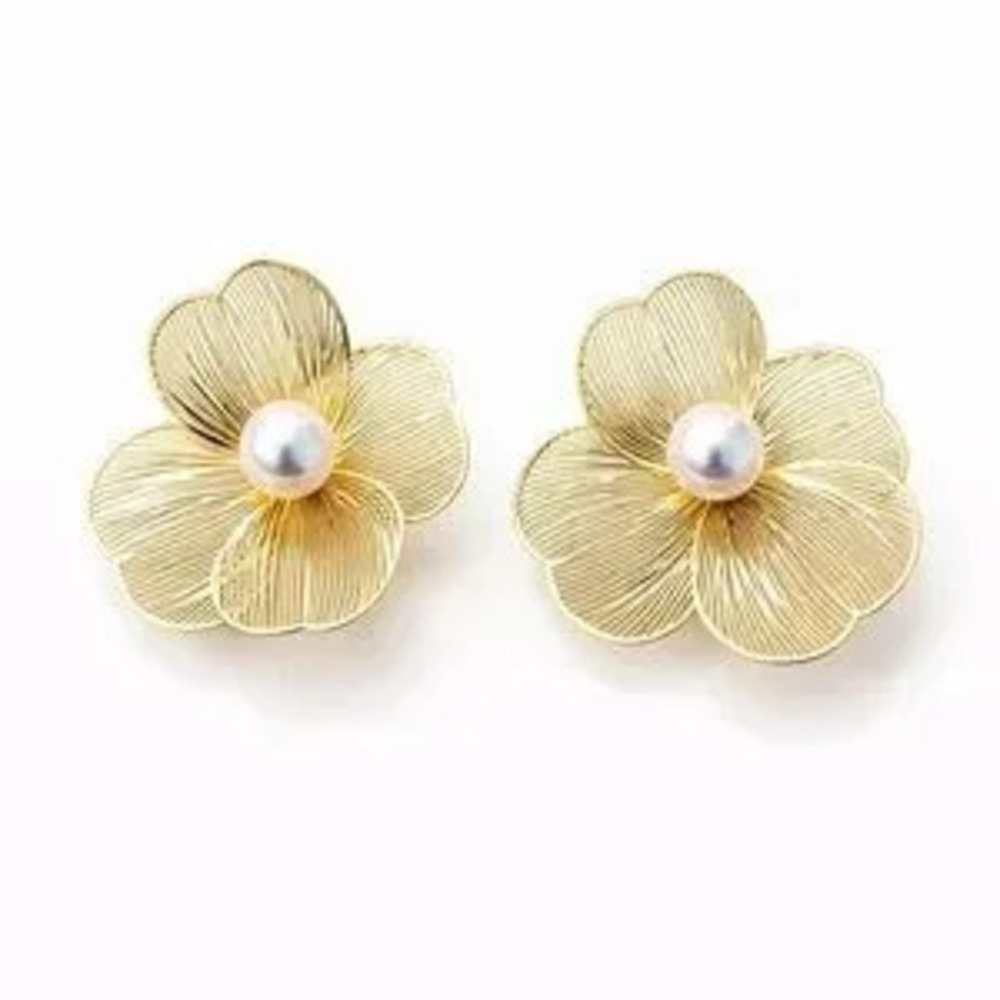 Classic Design Gold Floral Earrings with Pearl